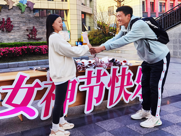 叙永县城西实验学校:女神节,鲜花“挡道”人人有惊喜(图2) 为女神送花.jpg