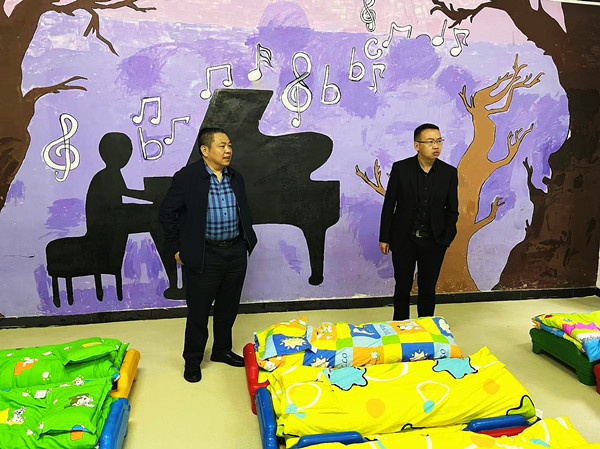 古蔺县:聚焦民生“小问题”,守护幼儿“大幸福”(图2) 第一巡察组实地查看“午睡室”.jpg