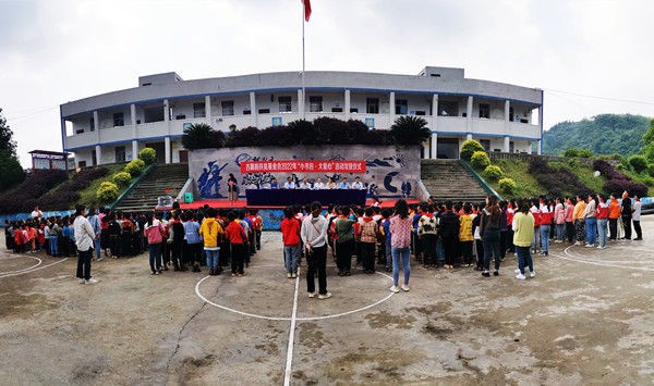 古蔺县:上千名小学生享受“小书包·大爱心”温暖 (图3) 01.jpg