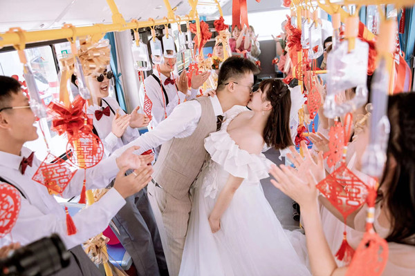 泸州古蔺:公交车作婚车 小两口“低碳”迎新婚(图2) 微信图片_20220812103102.jpg