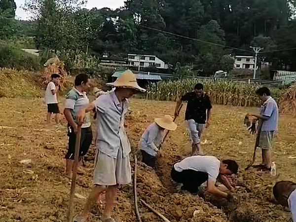 【民心守护】古蔺丹桂镇六旬党员张贵强 潜入90米深溶洞寻水源(图6) 06021ea7f88bb9c2ee64297faeb8d9e.jpg