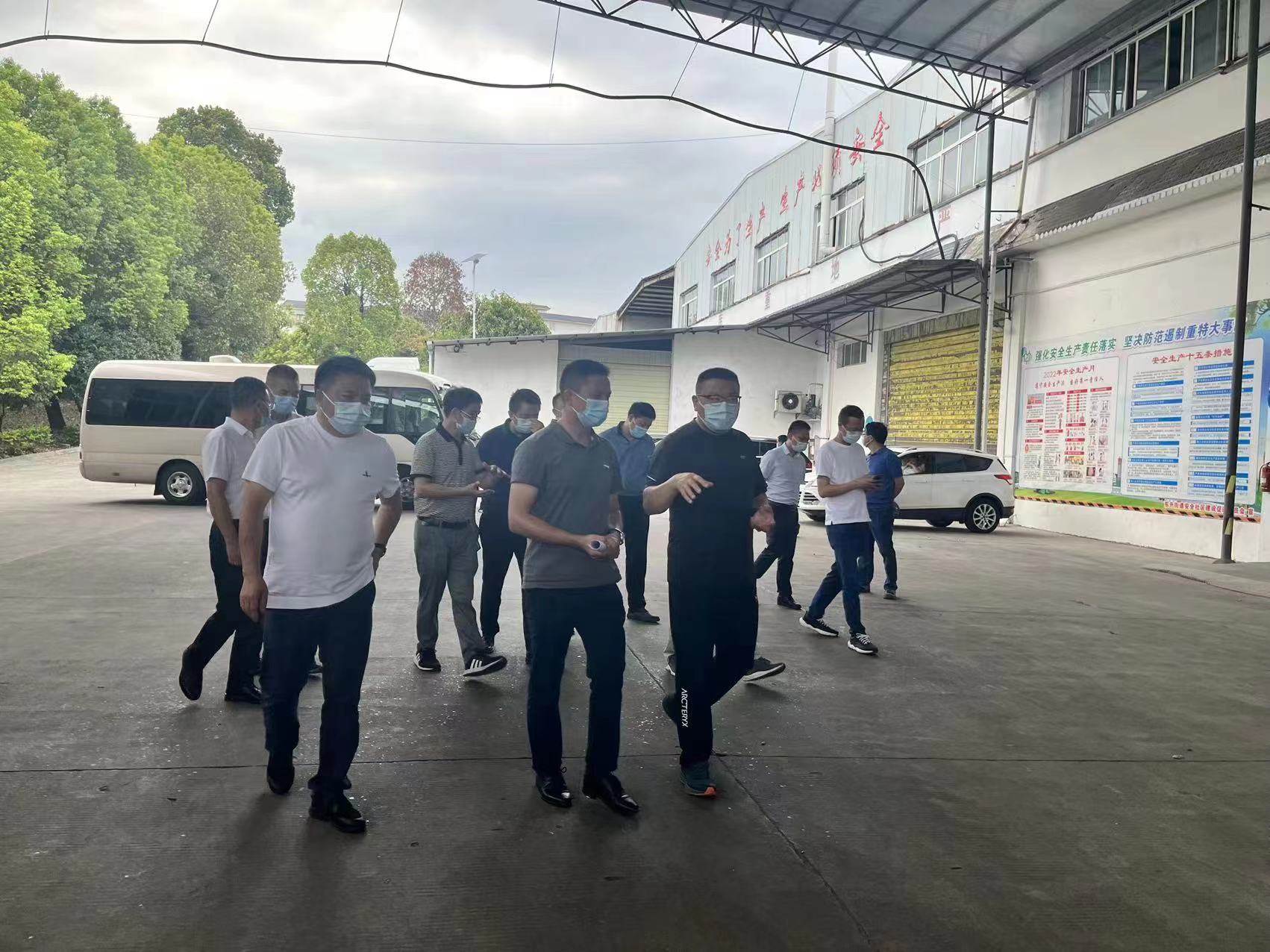 纳溪区委书记谭荣兵书记带队调研督导“泸州金土地”等企业防疫泡泡(图3) 8b62cac1eded39afef92d102a7b9899.jpg