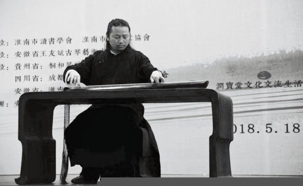 川黔古琴艺术家汇聚泸州 共赏“川南清韵•谢勇斫琴音乐会”(图11) 8b88774b3b911eab506f7600688e3d5b_2-23051Q10200332.jpg