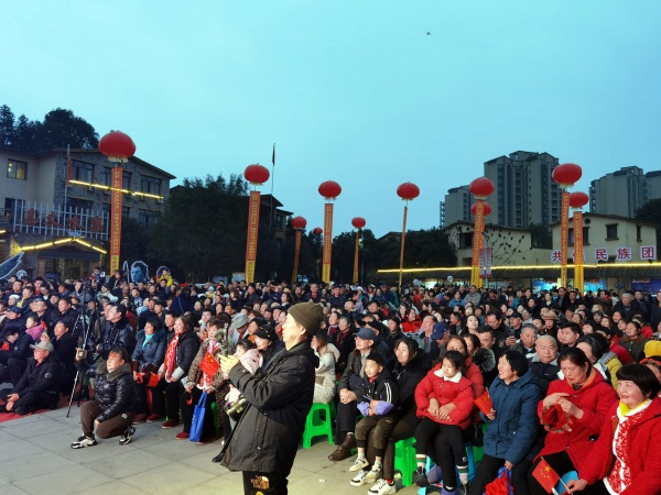 泸州纳溪区凤凰湖村举行首届“凤凰村晚”(图4) 微信图片_20240203093810_副本.jpg