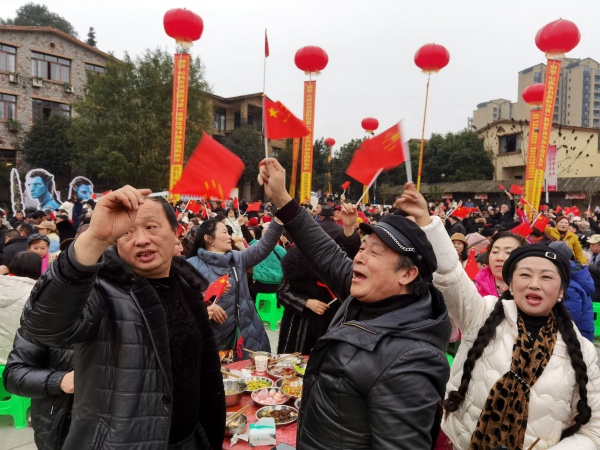 泸州纳溪区凤凰湖村举行首届“凤凰村晚”(图7) 微信图片_20240203093750_副本.jpg