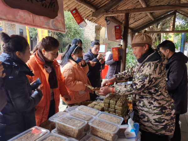 泸州纳溪区凤凰湖村举行首届“凤凰村晚”(图5) 微信图片_20240203101648_副本.jpg