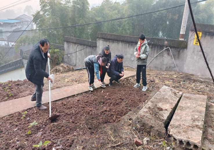 “爱树、植树、护树”我们在行动(图2) 图片2.png