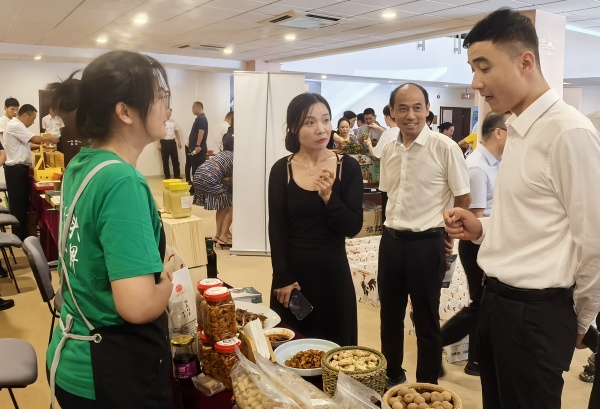 一乡一品农产品区域公用品牌推介会全国农展馆举行 泸州土特产亮相北京(图9) 微信图片_20240801150601.jpg