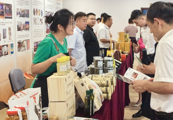 一乡一品农产品区域公用品牌推介会全国农展馆举行 泸州土特产亮相北京(图7) 微信图片_20240801150623.jpg