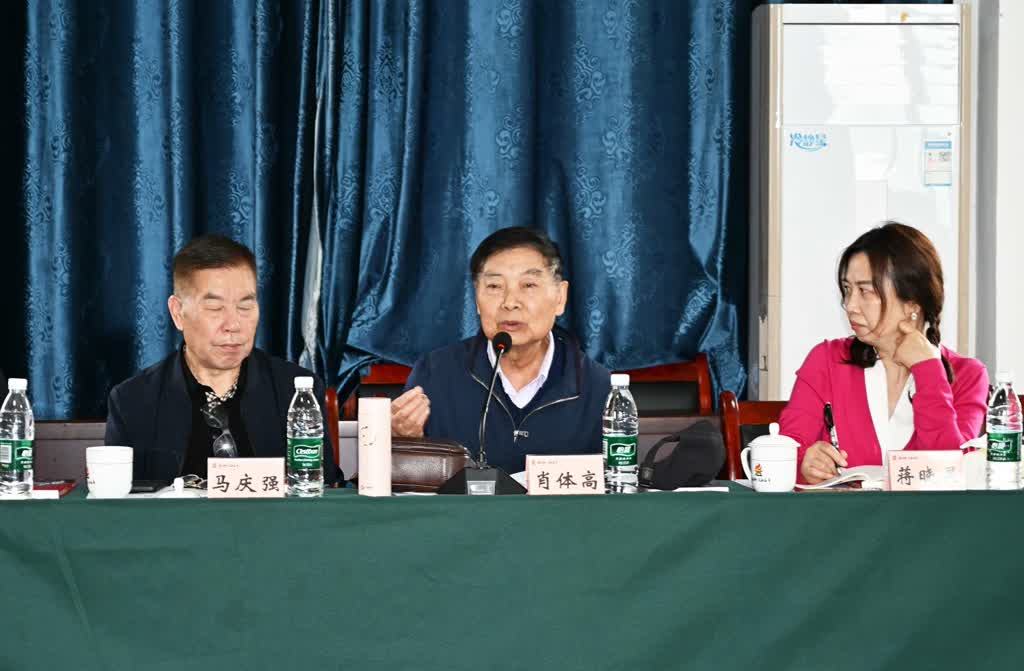 扎根酒城沃土 创作多元向好——泸州市作协小说创作暨邵忠奇《满叔和他的矿山》作品研讨会侧记(图4) 扎根酒城沃土 创作多元向好——泸州市作协小说创作暨邵忠奇《满叔和他的矿山》作品研讨会侧记(图4)
