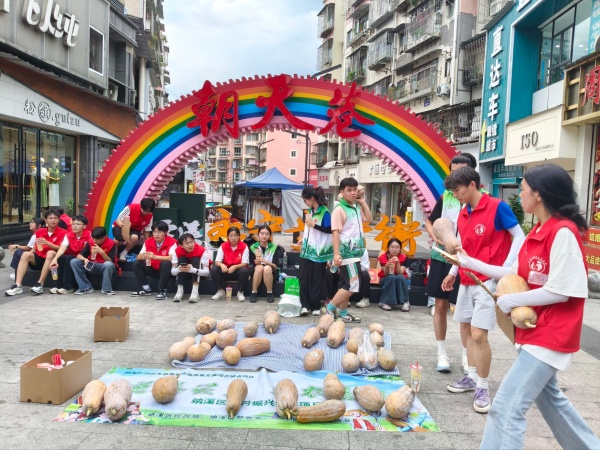 泸州纳溪:校企联动公益助农 爱心南瓜助力乡村振兴(图1) 微信图片_20260908111117_85_3349.jpg