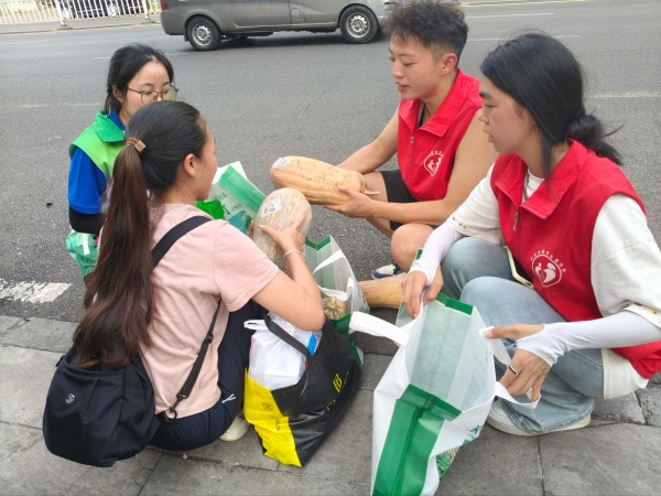 泸州纳溪:校企联动公益助农 爱心南瓜助力乡村振兴(图2) 微信图片_20260908111116_84_3349.jpg