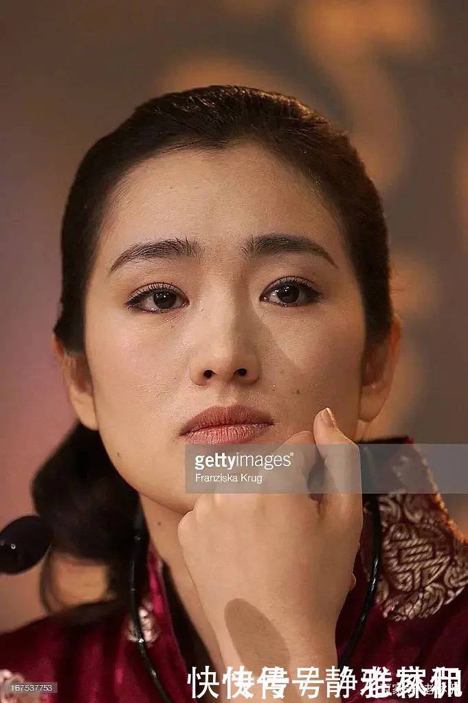 巩俐出席活动从不涂大红唇,本人回应绝对不会随波逐流(图3) 巩俐出席活动从不涂大红唇,本人回应绝对不会随波逐流(图3)