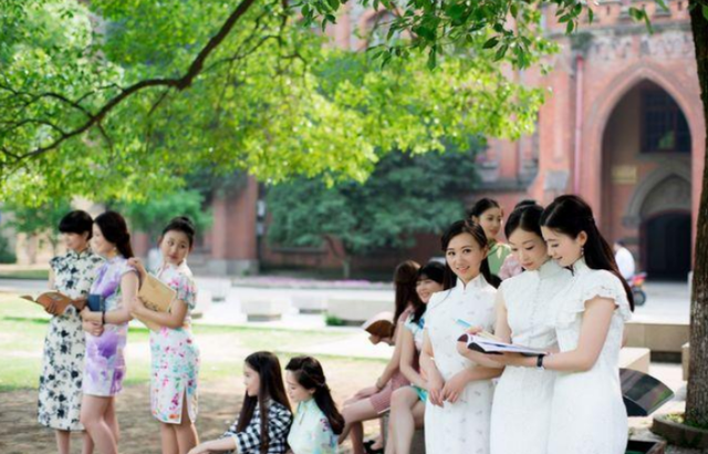 大学“旗袍”毕业照 风格独特惊艳时光(图2) 大学“旗袍”毕业照 风格独特惊艳时光(图2)