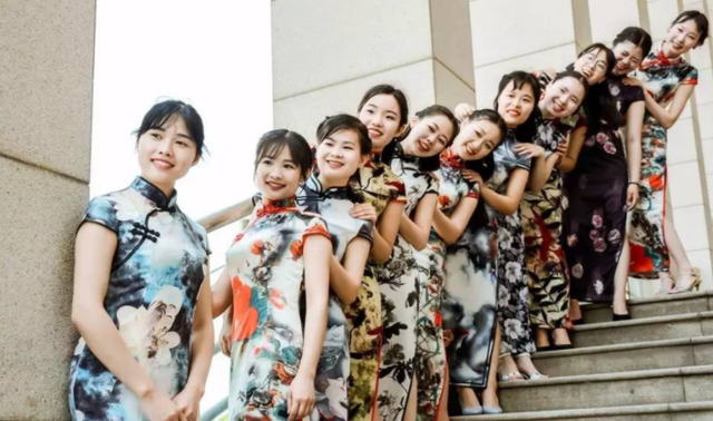 大学“旗袍”毕业照 风格独特惊艳时光(图7) 大学“旗袍”毕业照 风格独特惊艳时光(图7)