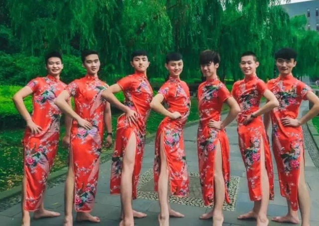 大学“旗袍”毕业照 风格独特惊艳时光(图5) 大学“旗袍”毕业照 风格独特惊艳时光(图5)