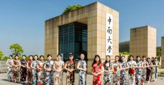 大学“旗袍”毕业照 风格独特惊艳时光(图4) 大学“旗袍”毕业照 风格独特惊艳时光(图4)