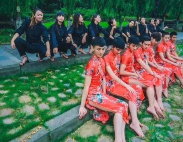 大学“旗袍”毕业照 风格独特惊艳时光(图6) 大学“旗袍”毕业照 风格独特惊艳时光(图6)