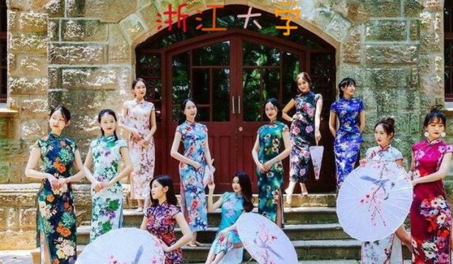 大学“旗袍”毕业照 风格独特惊艳时光(图3) 大学“旗袍”毕业照 风格独特惊艳时光(图3)