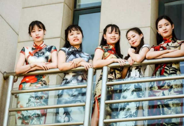 大学“旗袍”毕业照 风格独特惊艳时光(图9) 大学“旗袍”毕业照 风格独特惊艳时光(图9)