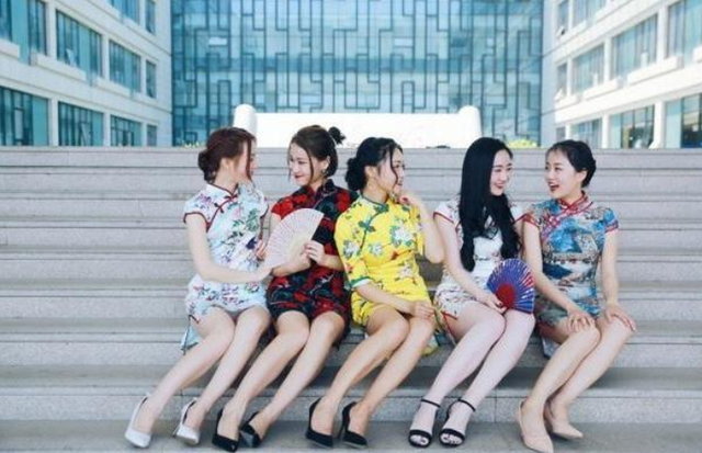 大学“旗袍”毕业照 风格独特惊艳时光(图11) 大学“旗袍”毕业照 风格独特惊艳时光(图11)