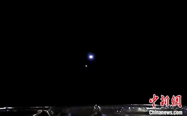 第六个“中国航天日”,天问一号、嫦娥五号正在忙(图3) 嫦娥五号宽视场监视摄像机摄像:地月合影 国家航天局供图 摄