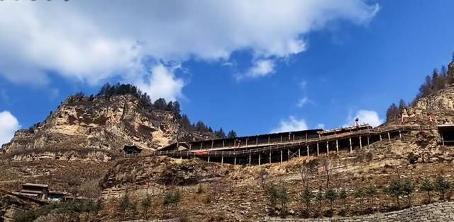 山西大山里藏着一座悬空村,600年矗立在悬崖上(图1) 山西大山里藏着一座悬空村,600年矗立在悬崖上(图1)
