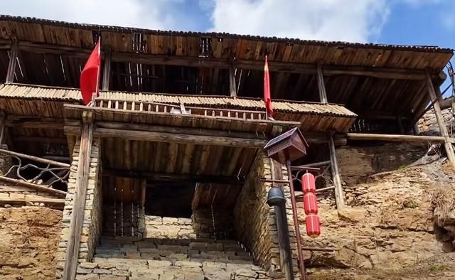 山西大山里藏着一座悬空村,600年矗立在悬崖上(图4) 山西大山里藏着一座悬空村,600年矗立在悬崖上(图4)
