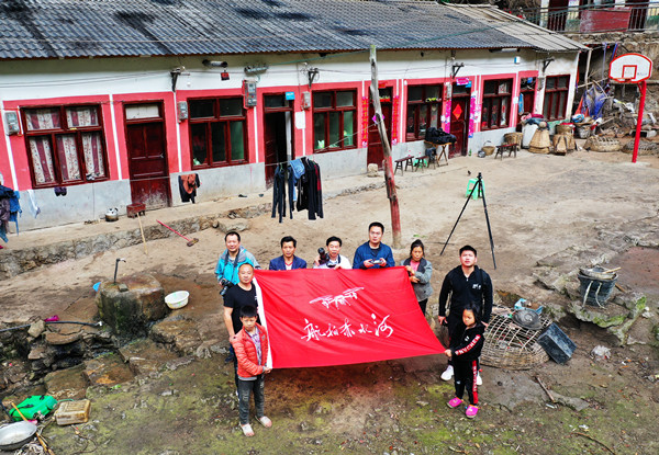 纪录片《航拍赤水河》摄制组“天坑”深处就午餐(图3) 纪录片《航拍赤水河》摄制组“天坑”深处就午餐(图3)