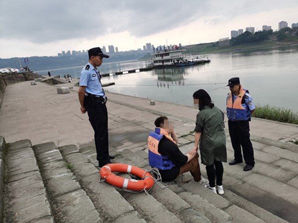 长江公安泸州派出所民警成功救助一名跳江轻生人员(图2) 长江公安泸州派出所民警成功救助一名跳江轻生人员(图2)