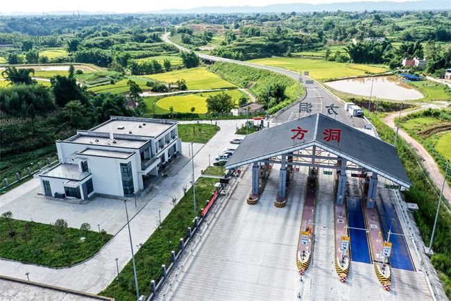 8月27日零时起 G8515荣泸高速公路正式收费运营(图2) 8月27日零时起 G8515荣泸高速公路正式收费运营(图2)