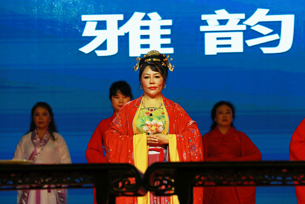 泸州:故里情源拜月庆中秋 捐资助力泸县抗震自救(图2) 泸州:故里情源拜月庆中秋 捐资助力泸县抗震自救(图2)