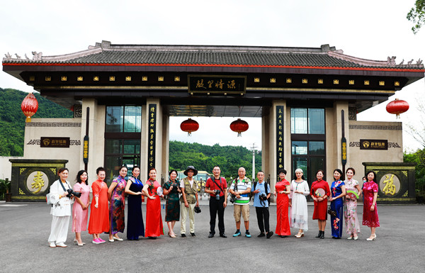 泸州:故里情源拜月庆中秋 捐资助力泸县抗震自救(图6) 泸州:故里情源拜月庆中秋 捐资助力泸县抗震自救(图6)