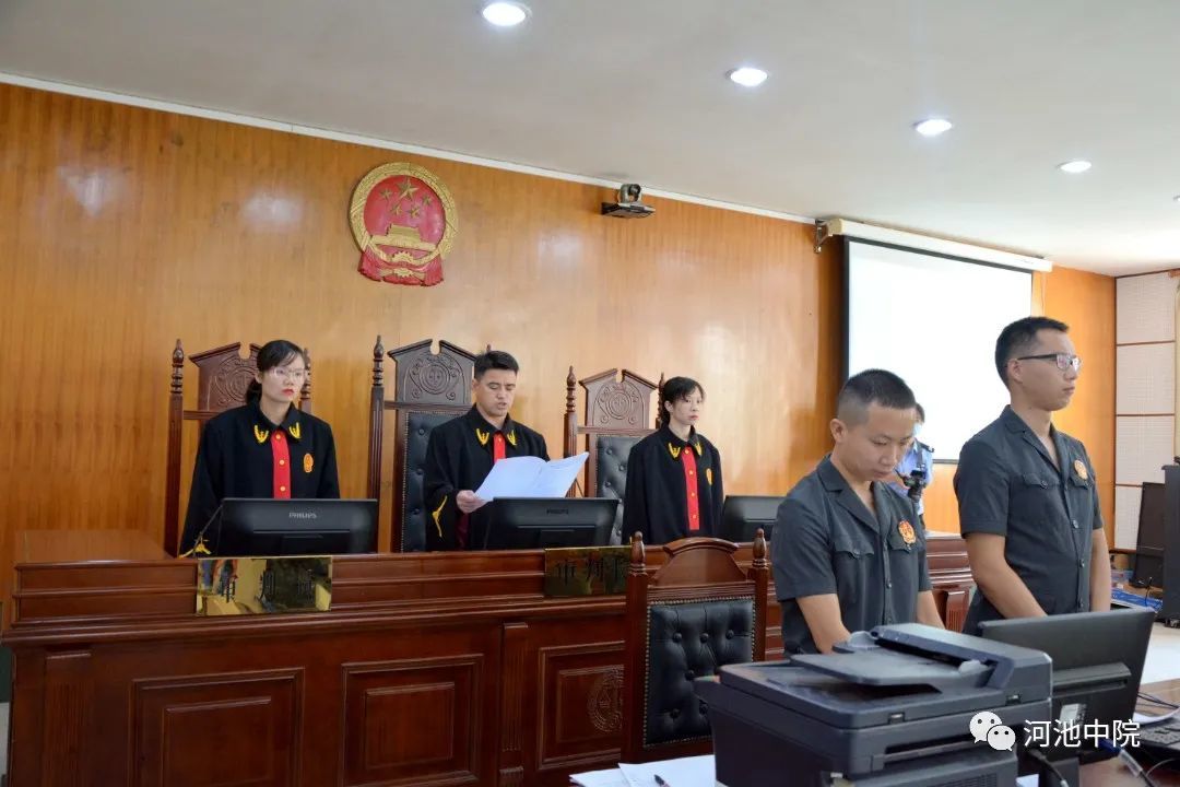 广西河池两村群众大规模械斗致3死12伤 51人获刑(图4) ▲审判长宣读判决书