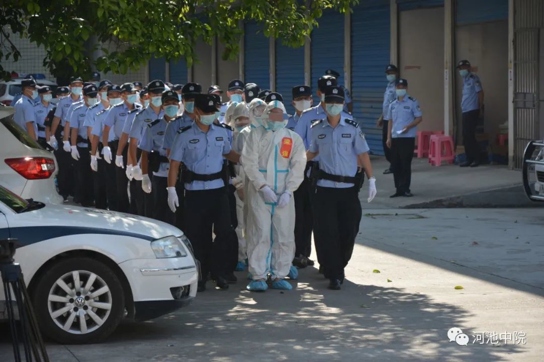 广西河池两村群众大规模械斗致3死12伤 51人获刑(图2) ▲51名被告人被押解入庭