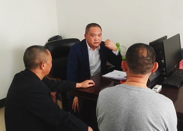 惠民居小区的群众向派驻市场监管局纪检监察组反映惠民路的问题.jpg