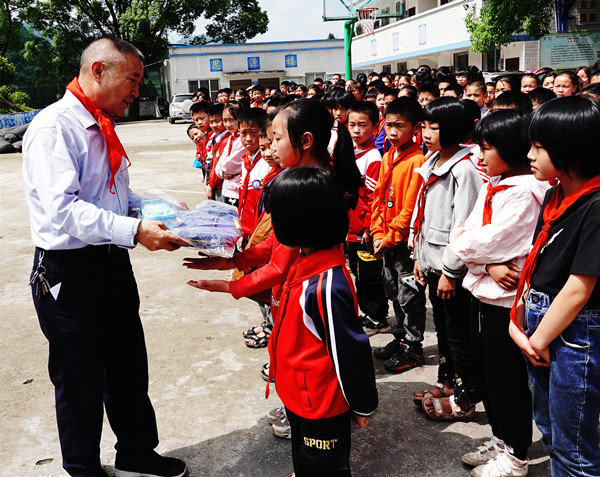 古蔺县：上千名小学生享受“小书包·大爱心”温暖 