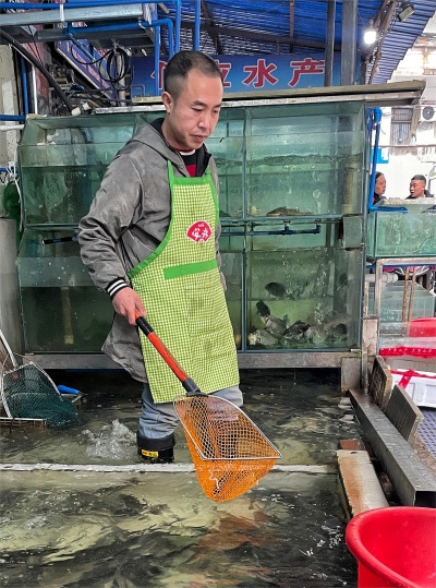 正在卖鱼的肖冲_副本.jpg