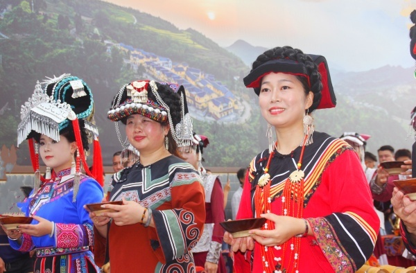 古蔺石屏镇举行彝族火把节 三天盛宴点燃民族豪情