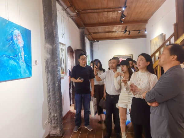 蒲娟个人油画作品展泸州开幕 近 30 幅作品传递艺术温度