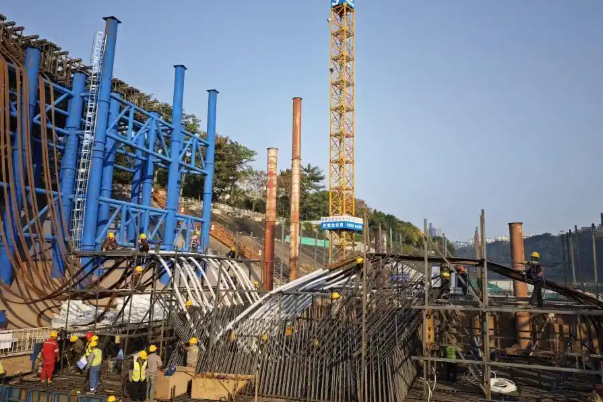 泸州龙透关沱江大桥主桥承台墩首浇告捷
