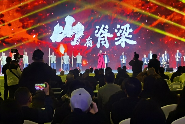 江河弦歌里的南北交响——评合江《高腔》的文化神韵