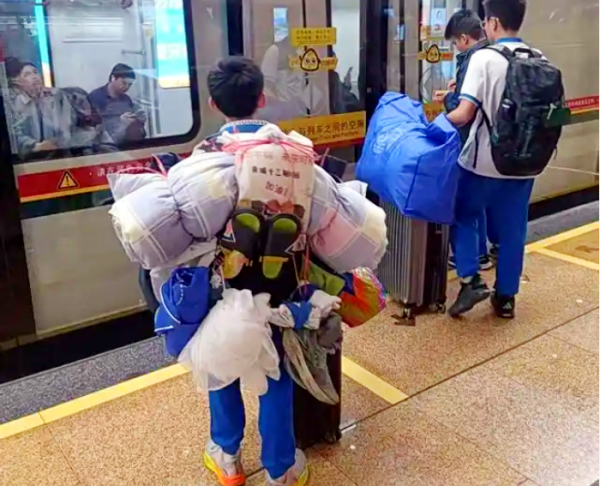 背影里的成长 当代少年的独立与担当