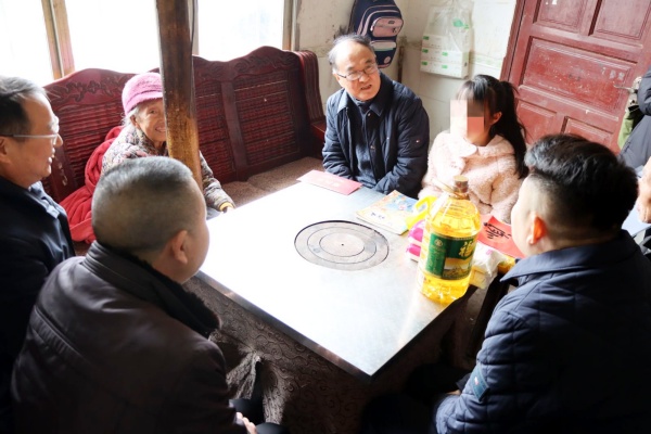 关爱贴童心  暖冬护成长——古蔺县关工委多维举措温暖困境青少年