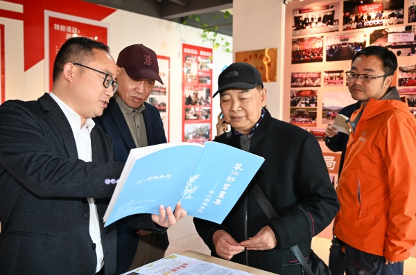 名家引航 赋能康养  省作协杨献平莅临西南医投作协分会指导交流