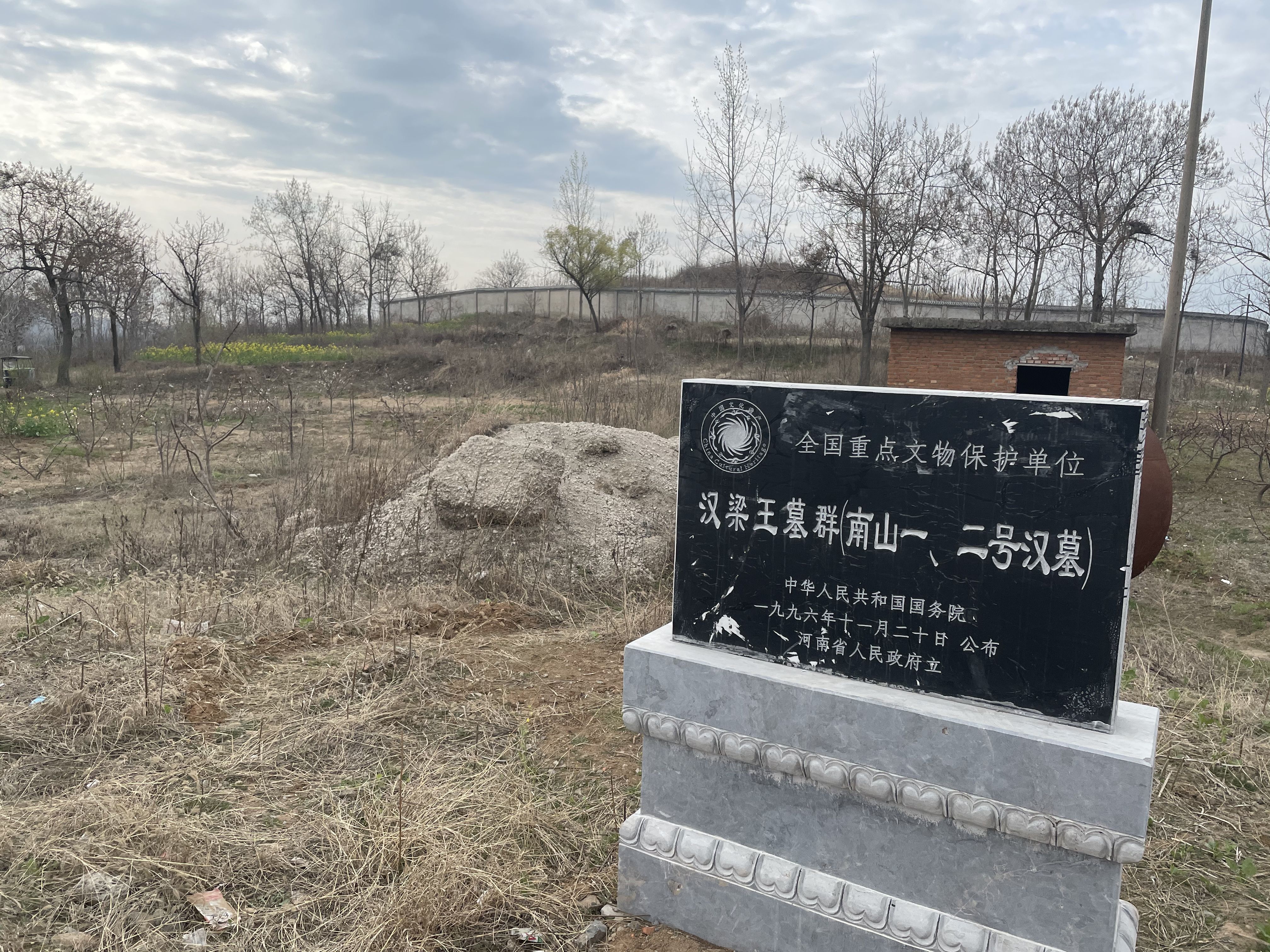 民警盗墓现场“卧底” 未制止爆破被控玩忽职守