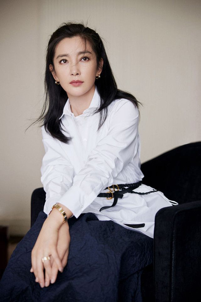 李冰冰白衬衫搭配长裙 气质娴静优雅十足