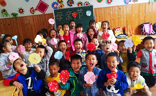 纳溪天仙镇中心幼儿园开展“妈妈，我爱你”母亲节活动
