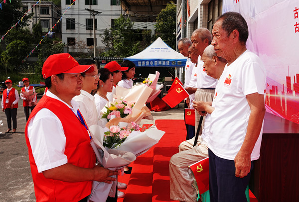 彰显英雄美德   致敬共产党员 (图1)