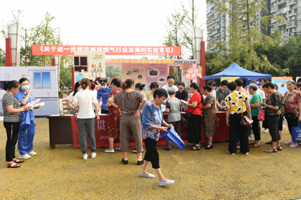 泸州城管：政企联动 共护燃气安全
